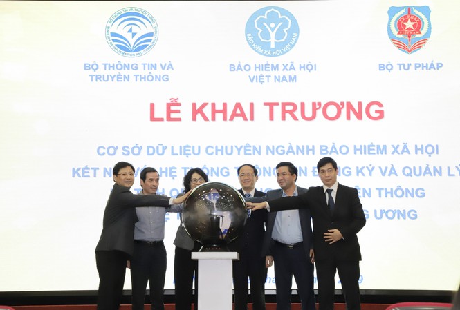 15.000 trẻ em được liên thông cấp giấy khai sinh và thẻ BHYT Đại diện các bộ ngành và BHXH Việt Nam nhấn nút khai trương CSDL chuyên ngành BHXH và kết nối qua NGSP