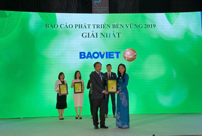 Bảo Việt vẫn là quán quân tại Cuộc bình chọn DN niêm yết 2019 Bảo Việt được vinh danh quán quân ở cả 2 hạng mục giải quan trọng: Giải Top 10 Báo cáo thường niên xuất sắc nhất (nhóm Large Cap), Giải Nhất Báo cáo phát triển bền vững