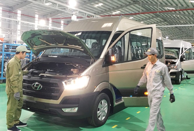 Vì sao chưa thể mơ ôtô giá rẻ ở Việt Nam? Giá thành ô tô tại Việt Nam cao hơn so với các nước khác do chi phí sản xuất trong nước cao, cùng với đó thuế, phí cũng tương đối lớn đẩy giá ô tô lên