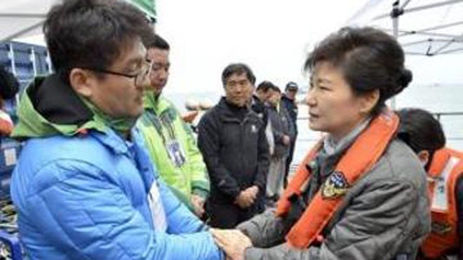 Tổng thống Hàn Quốc thăm hiện trường vụ lật phà Sewol Tổng thống Park Geun-hye có mặt ở hiện trường vụ chìm phà Sewol