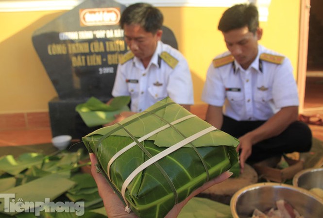 Cận cảnh bánh chưng gói bằng lá bàng vuông ở Trường Sa Cận cảnh bánh chưng gói bằng lá bàng vuông ở Trường Sa