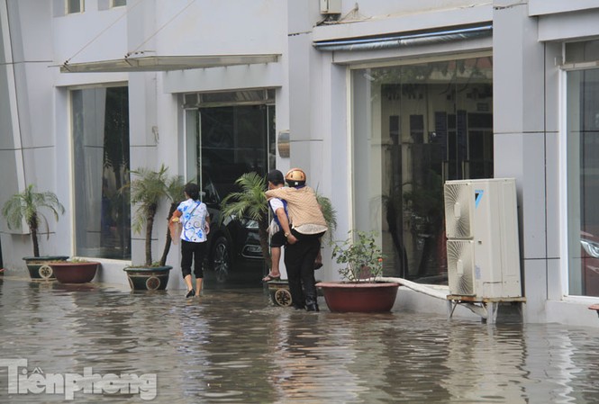 Hà Nội: Cõng mẹ, dìu cha lội nước vào bệnh viện Hà Nội: Cõng mẹ, dìu cha lội nước vào bệnh viện