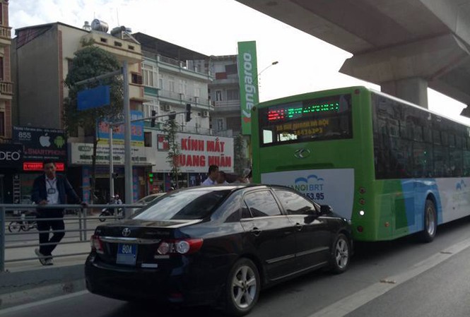 Lấn làn, xe biển xanh húc đuôi buýt nhanh BRT Lấn làn, xe biển xanh húc đuôi buýt nhanh BRT