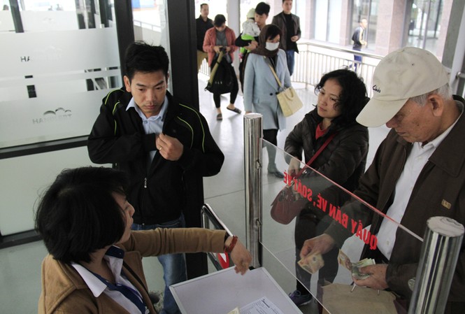 Nhiều người đặt mua vé tháng trong ngày đầu bán vé BRT Nhiều người đặt mua vé tháng trong ngày đầu bán vé BRT