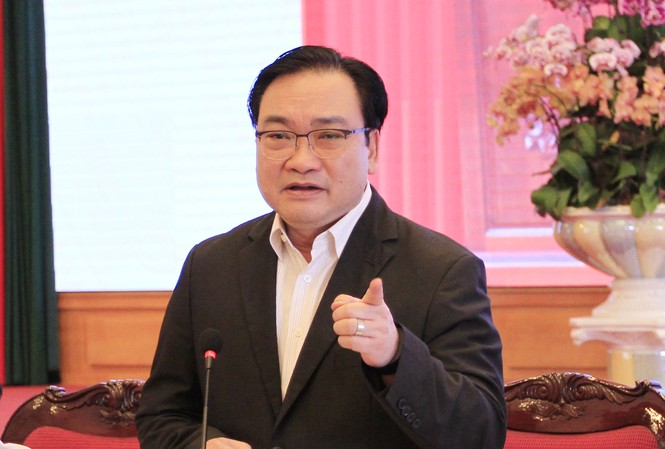 Bí thư Hà Nội: Cán bộ 'buôn' điện thoại nửa tiếng để dân chờ Bí thư Thành ủy Hà Nội Hoàng Trung Hải. Ảnh: Trường Phong