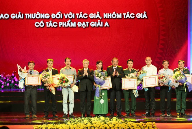 164 tác phẩm đạt giải sáng tác về tư tưởng, phong cách Hồ Chí Minh Thường trực Ban Bí thư Trần Quốc Vượng và Phó Thủ tướng Thường trực Chính phủ Trương Hòa Bình trao giải A cho các tập thể, cá nhân. Ảnh: Ngọc Thắng