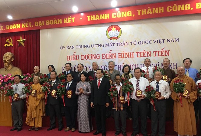 Trụ trì chùa Bồ Đề Thích Đàm Lan được vinh danh điển hình tiên tiến Các điển hình tiên tiến được biểu dương sáng nay, 1/6