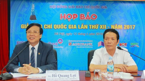 Giải A báo chí quốc gia 2017 có thể nhận thưởng 100 triệu đồng Phó Chủ tịch Thường trực Hội Nhà báo Việt Nam Hồ Quang Lợi và Thứ trưởng Bộ Thông tin Truyền thông chủ trì buổi họp báo