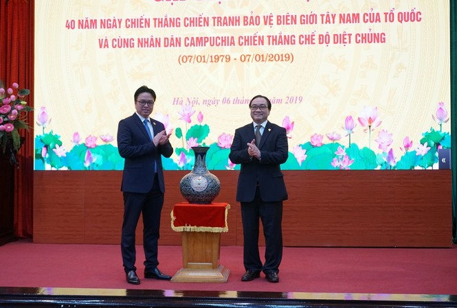 Hà Nội gặp mặt kỷ niệm 40 năm chiến tranh bảo vệ biên giới Tây Nam Bí thư Thành ủy Hà Nội Hoàng Trung Hải trao quà lưu niệm cho Đại sứ Campuchia tại Việt Nam nhân dịp buổi gặp mặt.