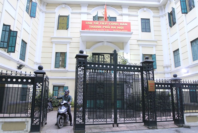 'Không quay phim, chụp ảnh' tại nơi tiếp công dân có đúng luật? Trụ sở tiếp công dân thành phố Hà Nội. Ảnh: Trường Phong