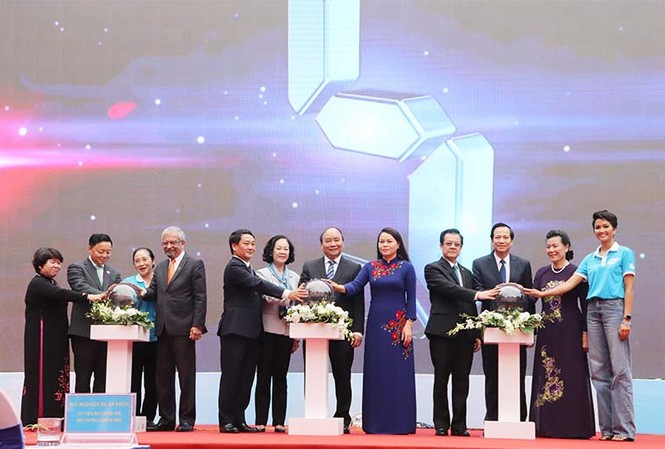 Chủ tịch Hội LHPN: Mỗi ngày phát hiện 3 vụ trẻ em bị xâm hại tình dục Thủ tướng Nguyễn Xuân Phúc cùng các đại biểu nhấn nút phát động “Năm An toàn cho phụ nữ và trẻ em” sáng nay, 6/3.