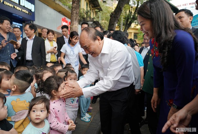 Thủ tướng: 'Đau lòng trước các vụ bạo lực, xâm hại phụ nữ, trẻ em' Thủ tướng Chính phủ Nguyễn Xuân Phúc nhấn mạnh, Đảng, Nhà nước rất quan tâm đến phụ nữ, trẻ em. Ảnh: Chinhphu.vn
