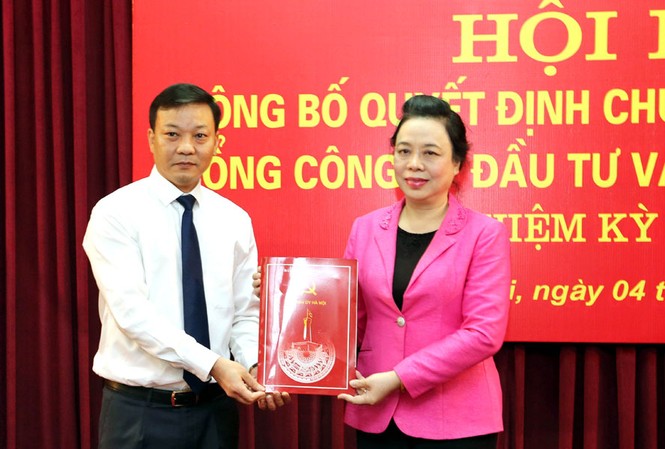 Tổng Cty Đầu tư và phát triển nhà Hà Nội có tân Bí thư Đảng ủy Phó Bí thư Thường trực Thành ủy Hà Nội Ngô Thị Thanh Hằng trao quyết định chuẩn y chức danh Bí thư Đảng ủy Tổng công ty Đầu tư và phát triển nhà Hà Nội cho ông Trương Hải Long.