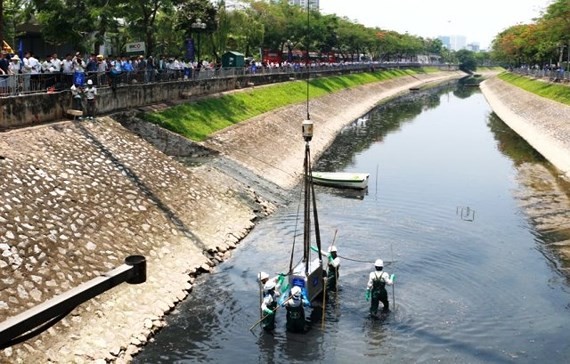 Xử lý hóa chất mà không gom nước thải, bao nhiêu tiền đổ vào sông Tô Lịch? Chuyên gia Nhật Bản thử nghiệm cải tạo 1 đoạn sông Tô Lịch.
