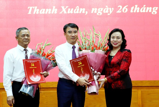Hà Nội: Quận Thanh Xuân có tân Bí thư Bà Hằng trao quyết định cho ông Vũ Cao Minh và ông Nguyễn Xuân Lưu