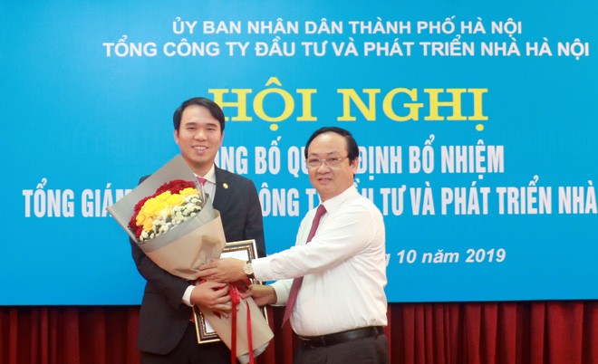 Bổ nhiệm lãnh đạo Tổng Cty Đầu tư và Phát triển nhà Hà Nội Phó Chủ tịch UBND thành phố Nguyễn Thế Hùng trao quyết định cho ông Phạm Tiến Đức.
