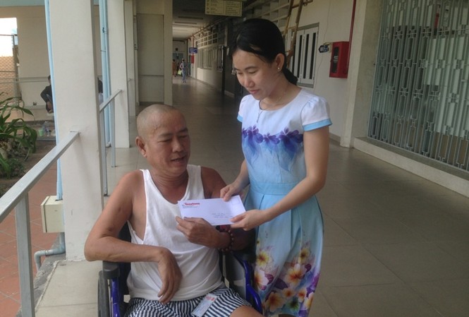 Trao tiền bạn đọc ủng hộ cựu trí thức trẻ tình nguyện Đại diện báo Tiền phong trao số tiền ủng hộ cho anh Đỗ Mạnh Sơn