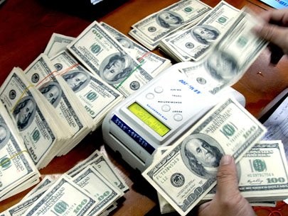 Ngân hàng đồng loạt tăng giá bán USD Đồng USD tiếp tục tăng giá bán ở các ngân hàng thương mại