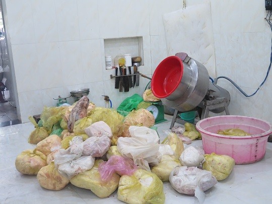 Sản xuất chả lụa cạnh nhà vệ sinh Nguyên liệu chế biến chả lụa đều không có nguồn gốc