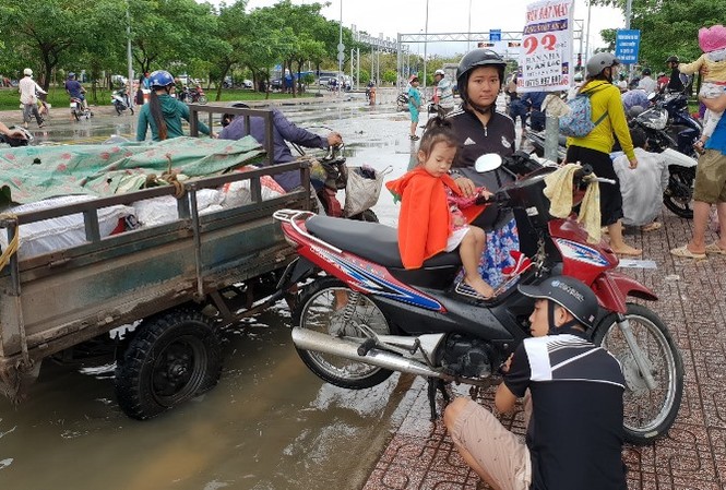 Sửa xe 'hốt bạc' khi nhiều tuyến đường Sài Gòn thất thủ sau bão Dịch vụ sửa xe hốt bạc mùa ngập nước