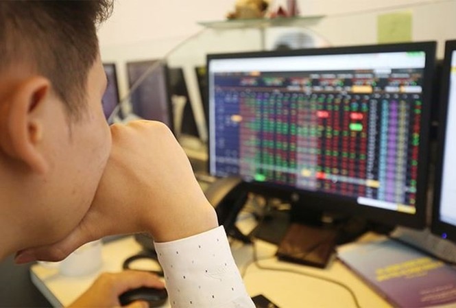 VN-Index giảm hơn 8 điểm 'chốt' năm 2018 Sàn chứng khoán đỏ lửa ngày cuối năm 2018 khiến nhà đầu tư kém vui