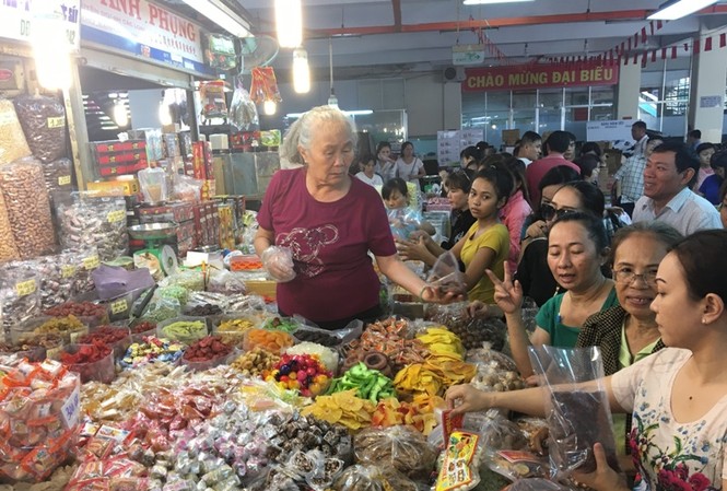 Người Việt thích hàng ngoại hơn hàng nội Dù hàng Việt chiếm ưu thế trên thị trường, song người tiêu dùng có xu hướng thích hàng ngoại nhiều hơn