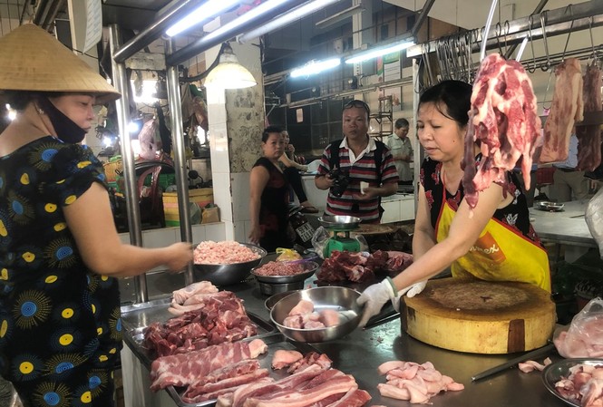 Sợ dịch tả, thịt heo ở Sài Gòn ế chỏng chơ Nhiều tiểu thương khóc ròng vì thịt ê hề mà vắng người mua