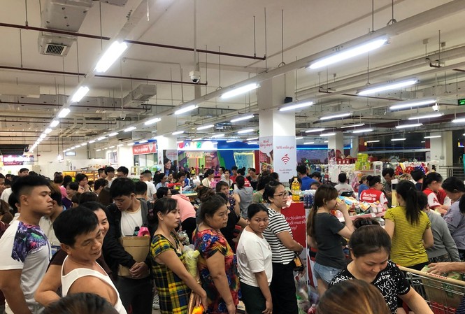 Người dân TPHCM đổ xô gom hàng siêu thị Auchan 'tháo khoán' Auchan "vỡ trận" vì lượng người vào mua sắm quá đông