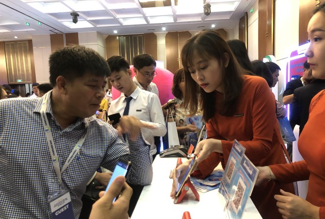 Bệnh nhân 'ôm' cả bao tiền đi khám bệnh Người dân tìm hiểu thanh toán không dùng tiền mặt