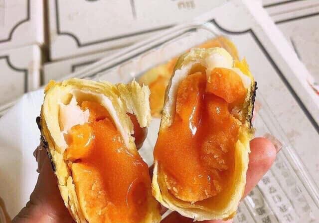Bánh trung thu nhân chảy tràn 'made in Trung Quốc' tung hoành chợ mạng Bánh trung thu nhân chảy tràn từ Trung Quốc giá chỉ tầm 12.000 đồng/cái đang tung hoành chợ mạng