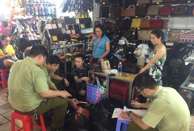 Kiểm tra chợ 'nhà giàu' Sài Gòn, phát hiện hàng ngàn sản phẩm giả, nhái Quản lý thị trường TPHCM tổng kiểm tra hàng giả, hàng nhái