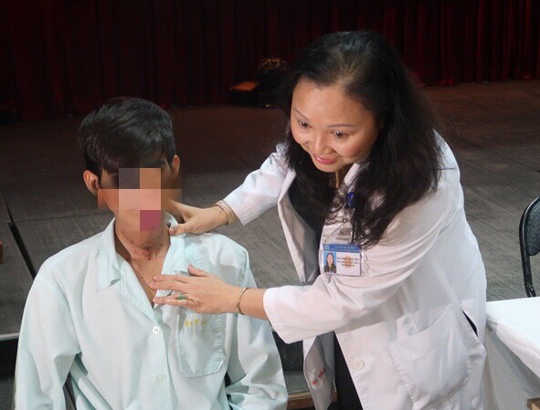 Cắt nối khí quản cứu bệnh nhân Campuchia Cắt nối khí quản cứu bệnh nhân Campuchia
