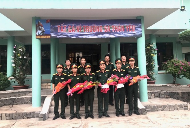 Sáu bác sĩ quân y nhận nhiệm vụ tại Trường Sa Sáu bác sĩ quân y nhận nhiệm vụ tại Trường Sa