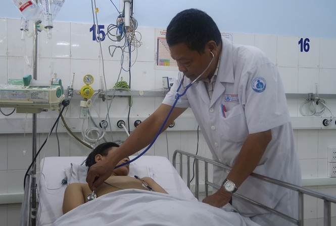 Ngỡ cảm sốt thông thường, bé trai 15 tuổi nguy kịch vì suy tim Ngỡ cảm sốt thông thường, bé trai 15 tuổi nguy kịch vì suy tim