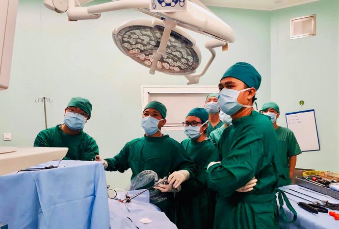 Bé sơ sinh bị teo thực quản và không có hậu môn Bé sơ sinh bị teo thực quản và không có hậu môn
