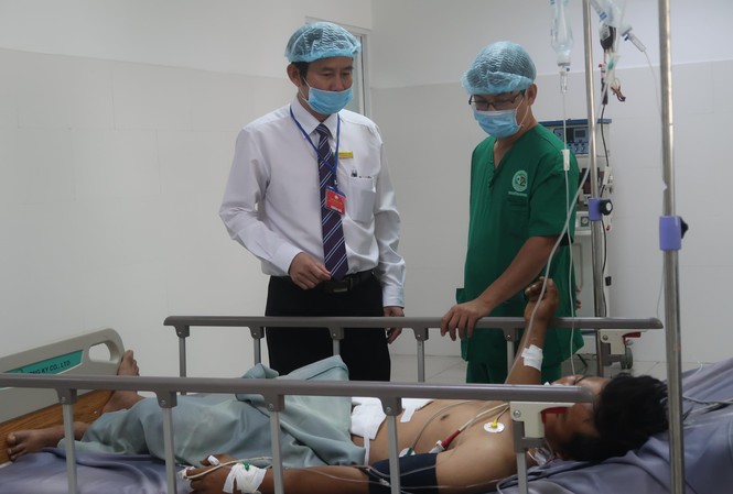 Đang làm việc, nam thanh niên bất ngờ bị thanh sắt to rơi trúng bụng nguy kịch BS CK II Trần Văn Khanh (Giám đốc BV Quận 2) và BS Kiều Ngọc Minh đang thăm hỏi tình hình bệnh nhân.