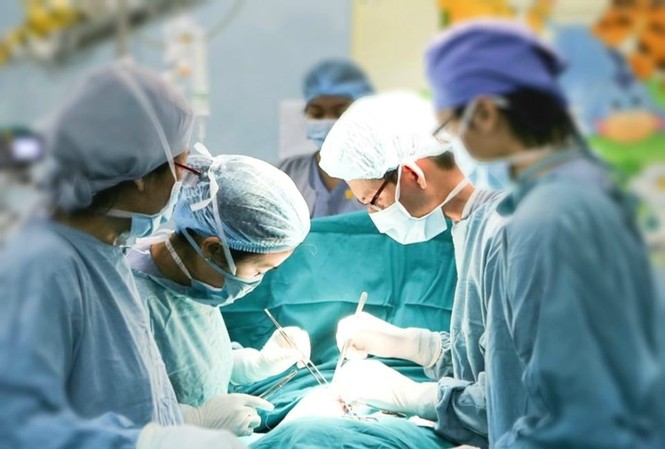 Nhảy từ ghế xuống đất, bé gái bị tre đâm xuyên hậu môn Nhảy từ ghế xuống đất, bé gái bị tre đâm xuyên hậu môn