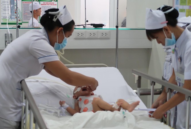 Trẻ suýt tử vong vì đuối nước khi đi bơi: Cảnh báo tai nạn ngày hè Trẻ suýt tử vong vì đuối nước khi đi bơi: Cảnh báo tai nạn ngày hè