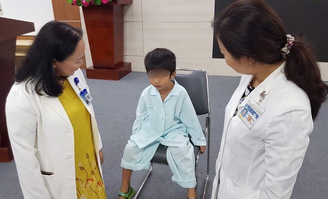 Nhét 2 viên pin vào tai, bé trai 5 tuổi bị thủng màng nhĩ Nhét 2 viên pin vào tai, bé trai 5 tuổi bị thủng màng nhĩ