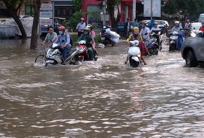 Triều cường kéo dài tại TPHCM: Rất nhiều dịch bệnh ‘rình rập’ Triều cường kéo dài tại TPHCM: Rất nhiều dịch bệnh ‘rình rập’