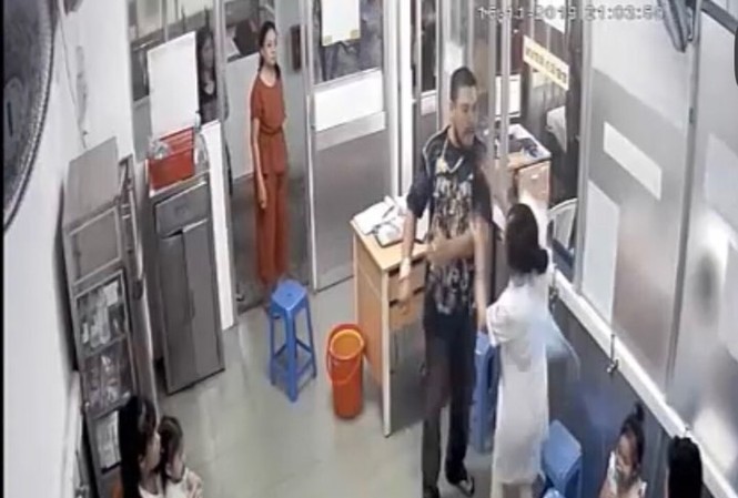 Nữ điều dưỡng bất ngờ bị đánh gãy xương hàm, bệnh viện nói gì? Nữ điều dưỡng bất ngờ bị đánh gãy xương hàm, bệnh viện nói gì?