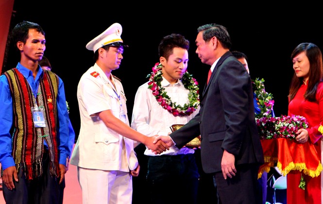 Tuyên dương 200 thanh niên tiên tiến làm theo lời Bác Thường trực Ban Bí thư T.Ư Đảng Lê Hồng Anh chúc mừng và trao biểu trưng cho các đại biểu thanh niên xuất sắc (Ảnh: Xuân Tùng