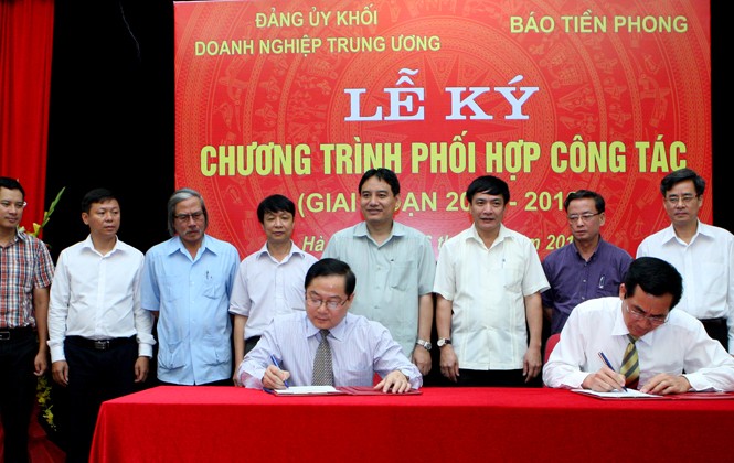 Tiền Phong hợp tác với Đảng ủy Khối doanh nghiệp Trung ương Tổng Biên tập báo Tiền Phong Lê Xuân Sơn và Trưởng Ban Tuyên giáo Đảng ủy khối DN Trung ươngTrần Văn Khê ký kết Chương trình phối hợp công tác (ảnh: Xuân Tùng)