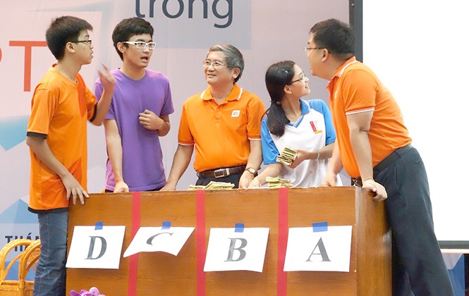 Cơ hội việc làm cho sinh viên ngành công nghệ Các bạn sinh viên và 4 CEO chơi trò chơi cùng nhau