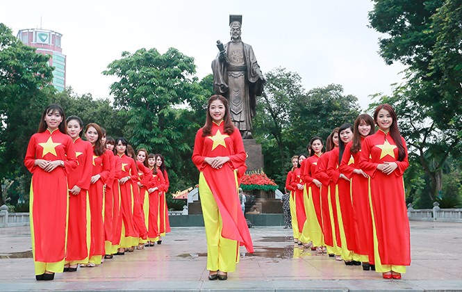 Nữ sinh Hà thành duyên dáng với áo dài cờ đỏ sao vàng Nữ sinh Hà thành duyên dáng với áo dài cờ đỏ sao vàng