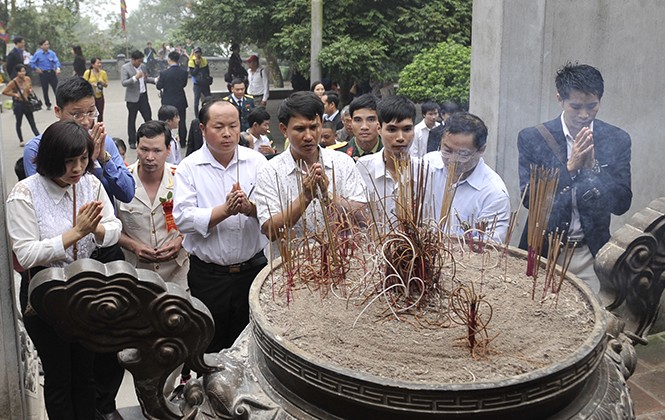 Gương mặt trẻ Việt Nam tiêu biểu báo công Vua Hùng Các Gương mặt trẻ Việt Nam tiêu biểu dâng hương, báo công tại Đền Hùng (ảnh: Xuân Tùng)