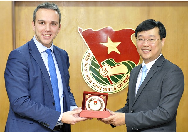 Bí thư T.Ư Đoàn tiếp xã giao thành viên Nghị viện Châu Âu Anh Lê Quốc Phong (bên phải) – Ủy viên dự khuyết BCH T.Ư Đảng, Bí thư T.Ư Đoàn tặng logo huy hiệu Đoàn TNCS Hồ Chí Minh cho ông Vandenkendelaere