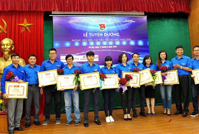 Tuyên dương 30 phóng viên, biên tập viên trẻ tiêu biểu Các phóng viên, biên tập viên trẻ tại lễ tuyên dương của Đoàn khối các cơ quan T.Ư