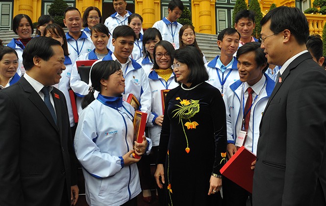 Xúc động nghe lời chia sẻ của 42 giáo viên bám đảo gieo chữ Phó Chủ tịch nước Đặng Thị Ngọc Thịnh gặp mặt 42 giáo viên tiêu biểu vùng biển đảo tiêu biểu