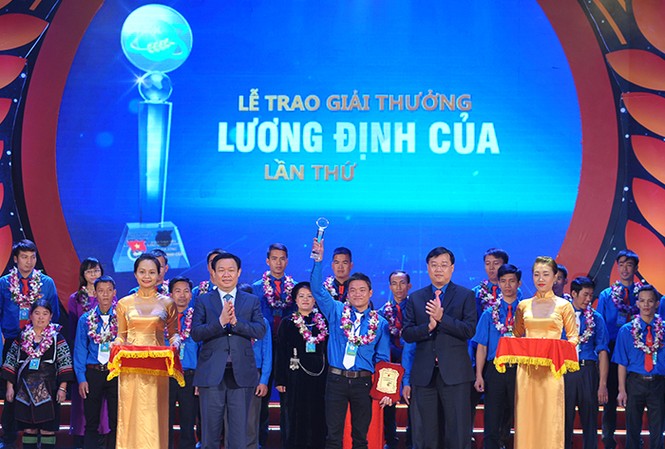 Vinh danh 85 thanh niên nông thôn xuất sắc Phó Thủ tướng Vương Đình Huệ và Bí thư thứ nhất T.Ư Đoàn Lê Quốc Phong trao khen thưởng cho các gương thanh niên nông thôn xuất sắc